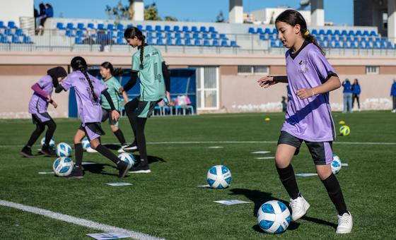 فتيات يلعبن كرة القدم ضمن مهرجان “Her Game” الذي نظمته مؤسسة الجيل المبهر افي لمغرب.